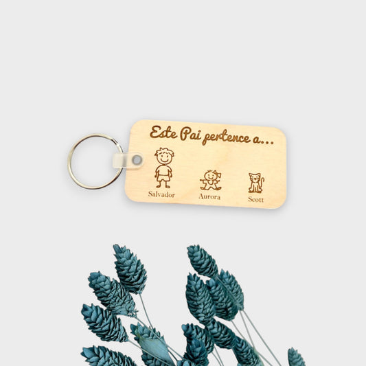 Porta Chaves Dia do Pai em bétula, com a frase "Este pai pertence a..." e com 3 bonecos, um menino, uma bebé e um gato, cada um tem  respetivo nome.