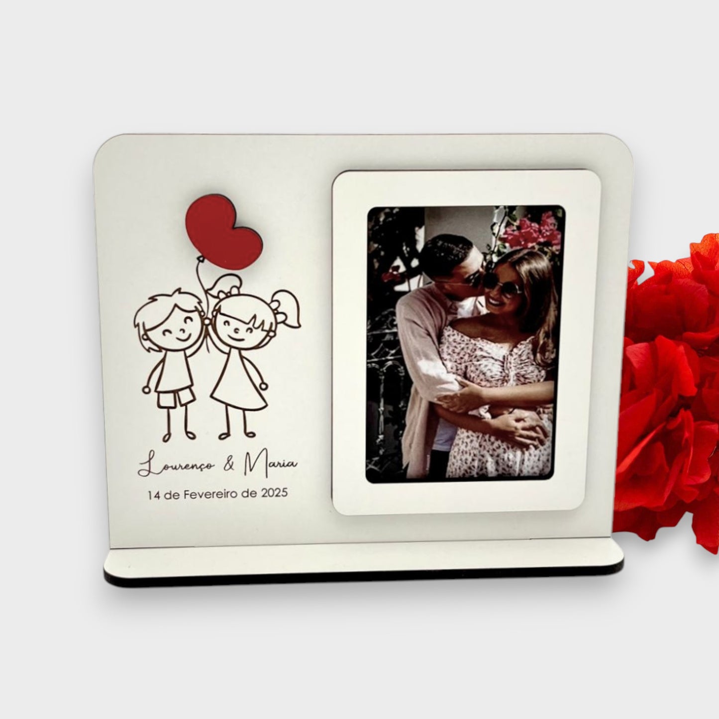 Moldura com base, 'Casal com Balão' em MDF branco e vermelho, com espaço para nome, data e fotografia.