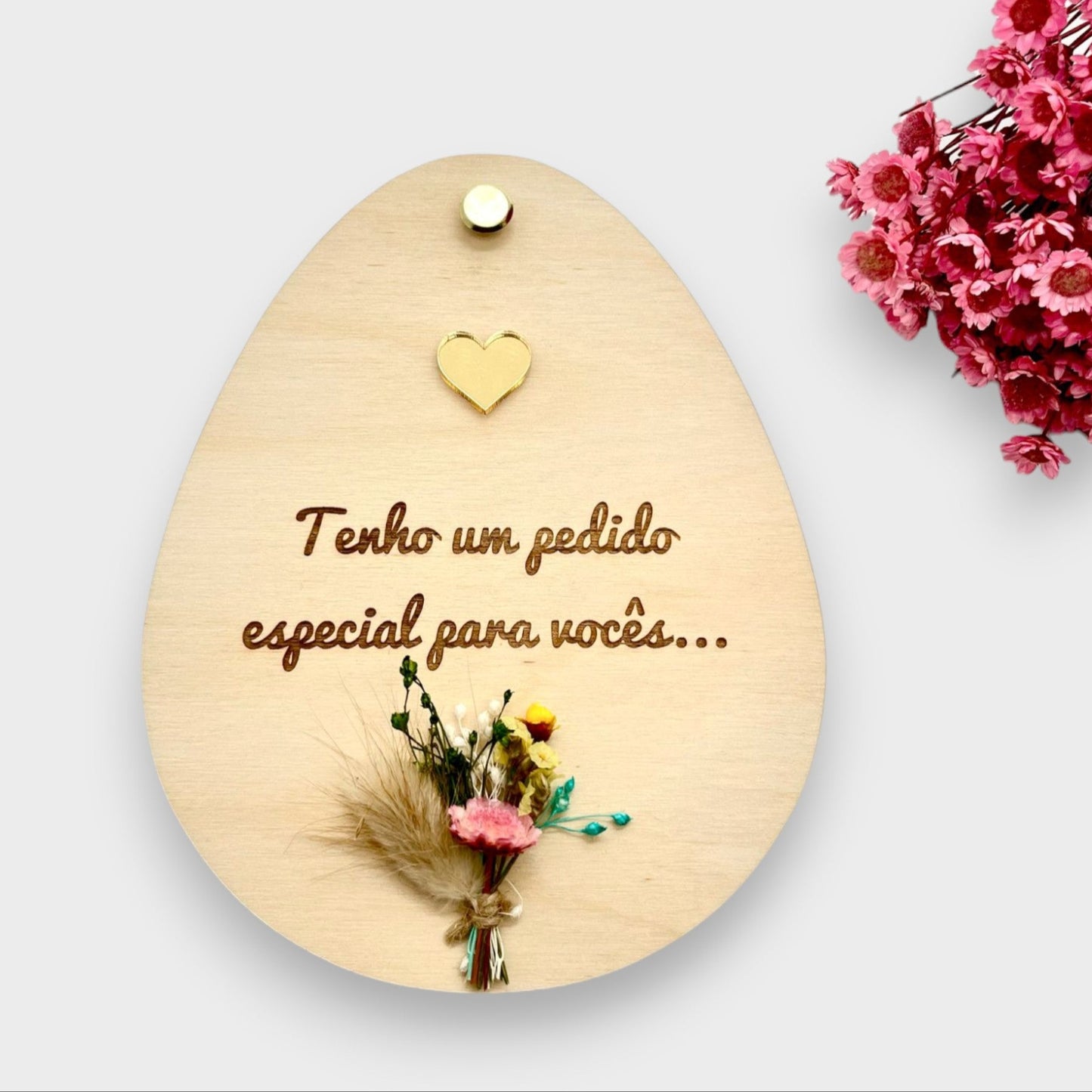 Ovo de madeira de bétula 'Pedido de Padrinhos' com mini ramo de flores preservadas
