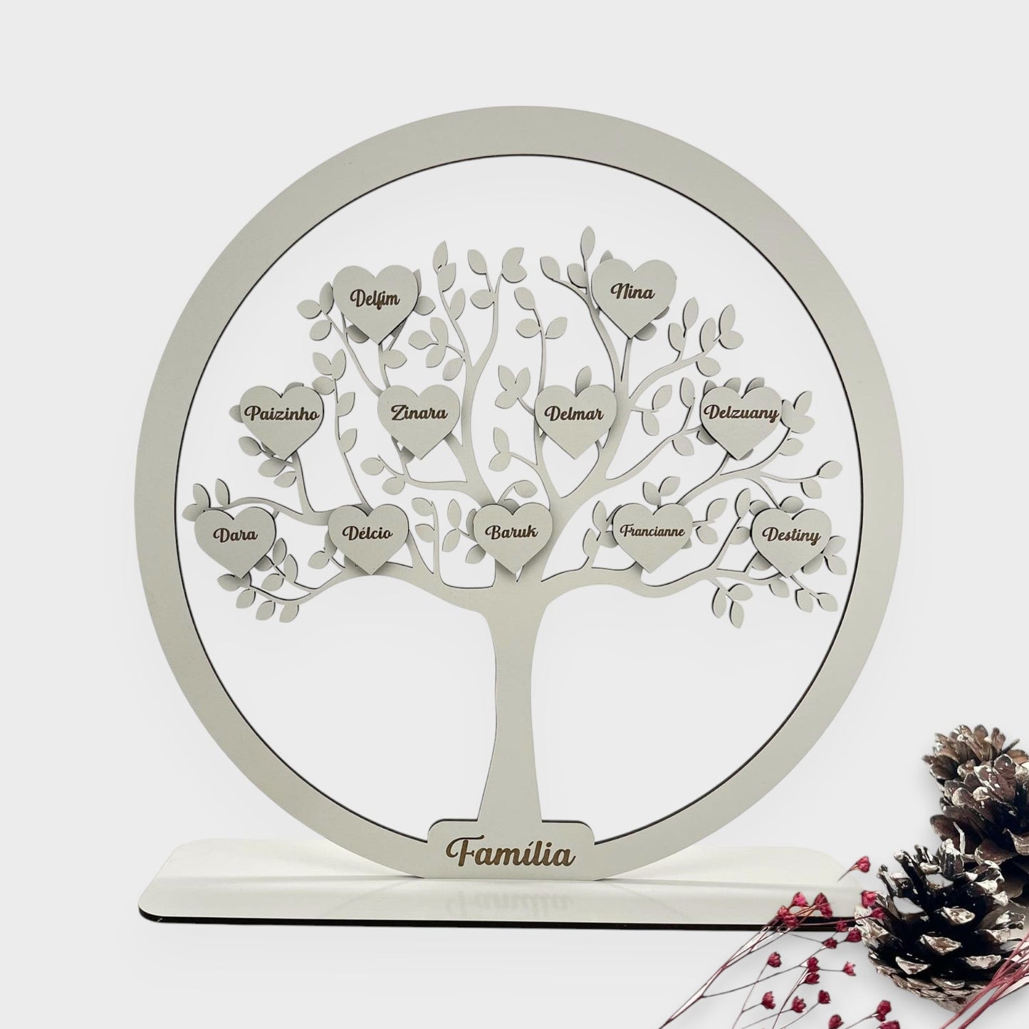 Árvore da Família em branco com nomes personalizados em forma de coração.