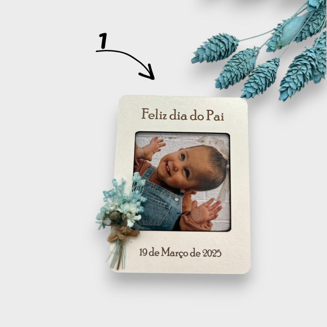 Modelo 1, Íman Dia do Pai em MDF branco, com fotografia, frase Feliz Dia do Pai, data e mini ramo de flores preservadas.