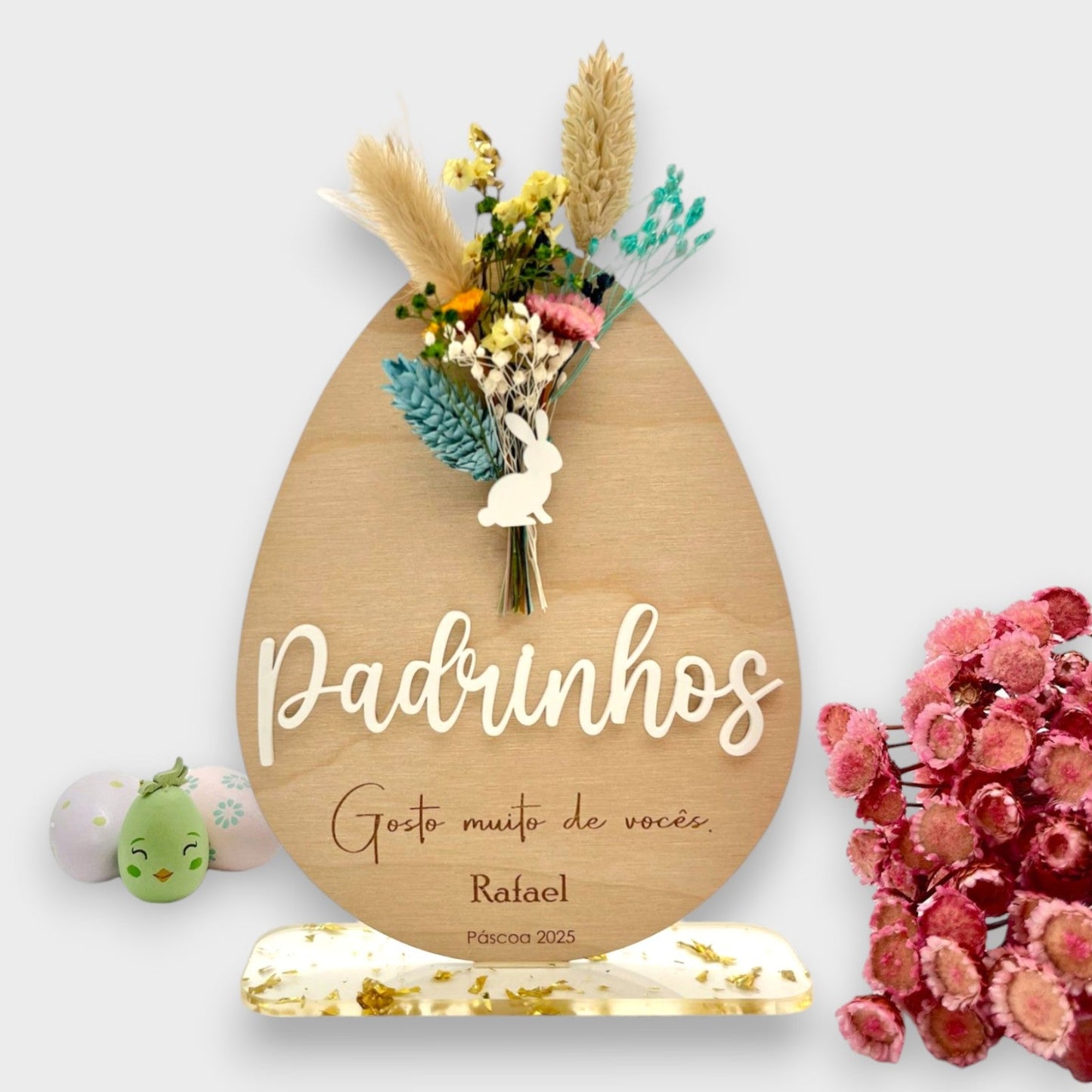 Ovo decorativo 'Ramos' em bétula, acrílico branco e folha de ouro, com nome personalizado e mini ramo de flores preservadas em azul