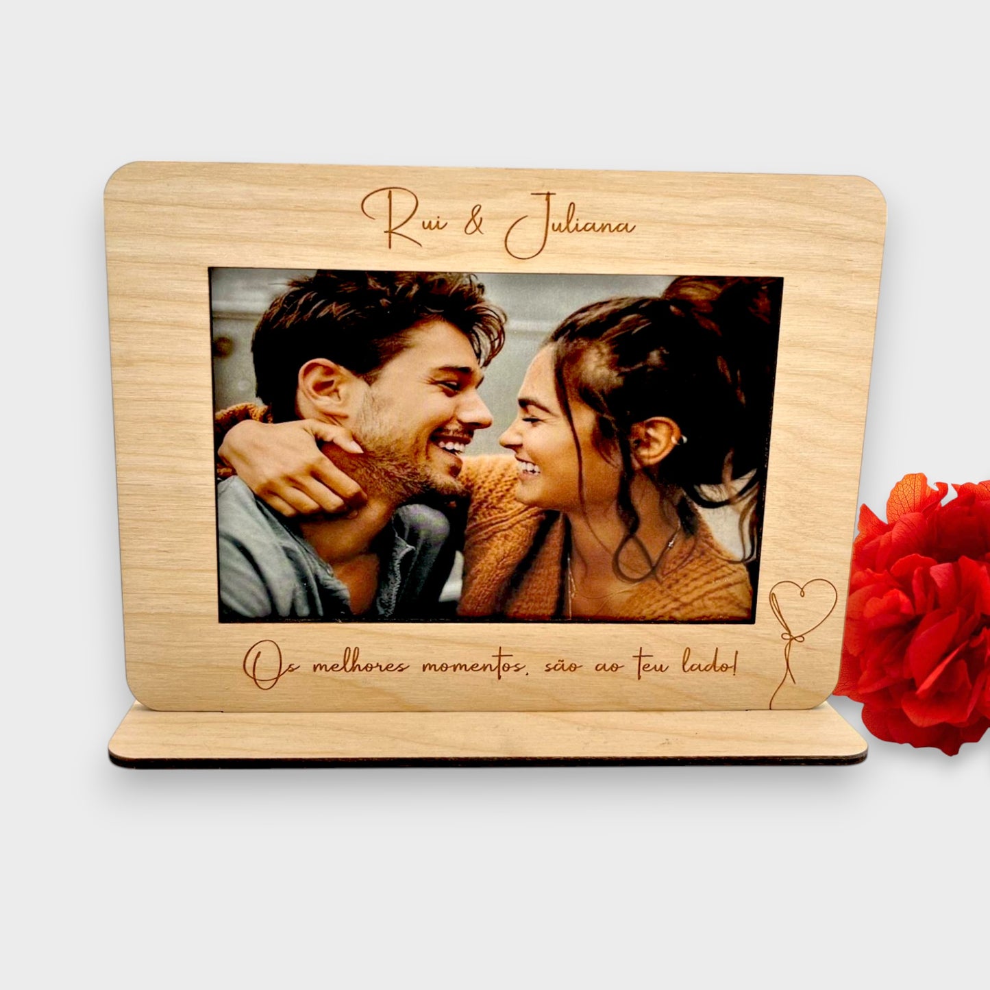 Moldura com base, e a frase 'Os Melhores Momentos' em bétula, com nome personalizado e espaço para fotografia.