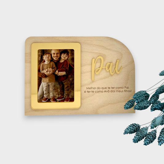 Moldura com frase personalizada 'Pai, Melhor do que te ter como pai, é ter-te como Avô dos meus filhos!' em bétula e acrílico espelhado dourado, com espaço para nome, e fotografia