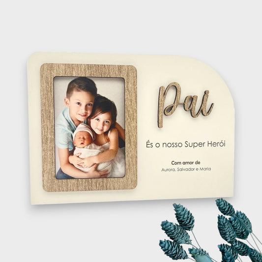Moldura com a frase 'És o nosso Super Herói' em MDF branco e vintage, com espaço para nome e fotografia.