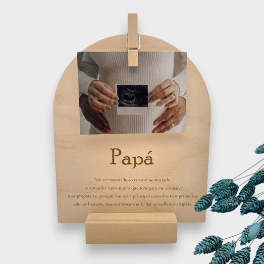 Moldura 'Futuro Papá' em bétula e base em pinho, com espaço para fotografia e uma frase.