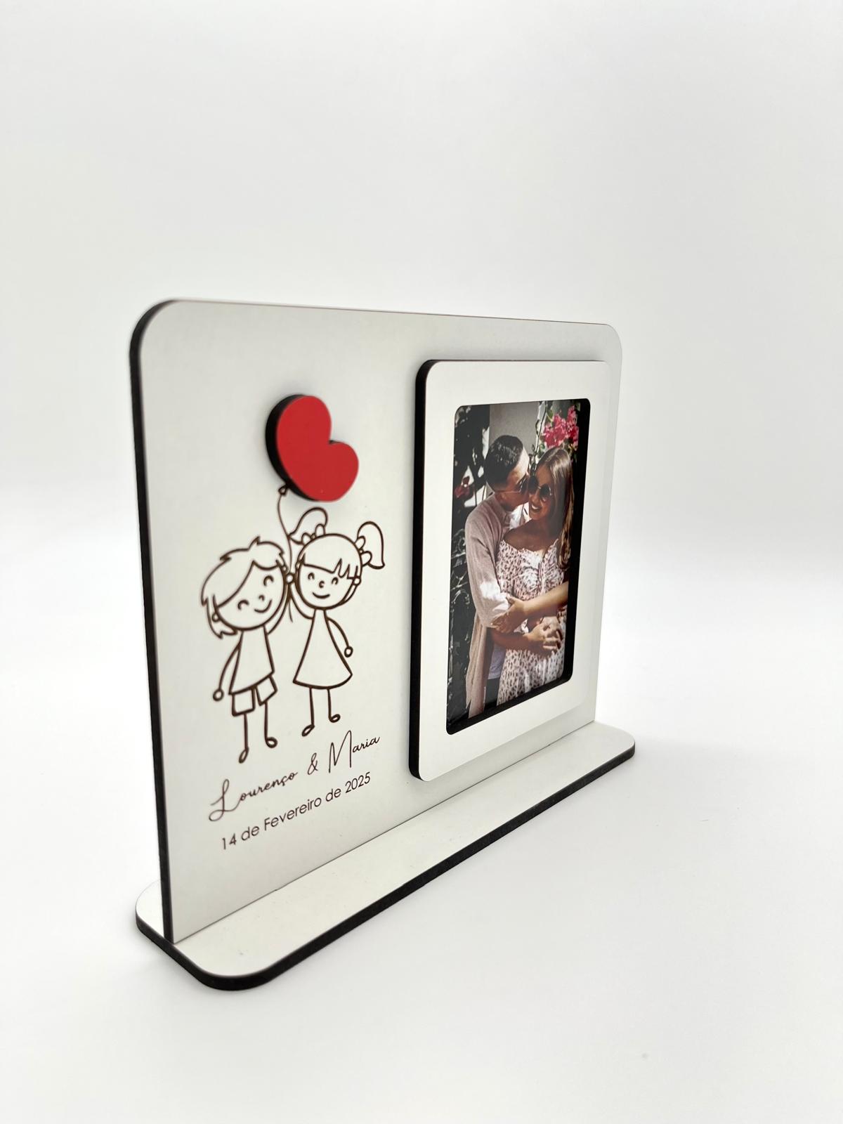 Moldura com base 'Casal com Balão' em MDF branco e vermelho, com espaço para nome, data e fotografia