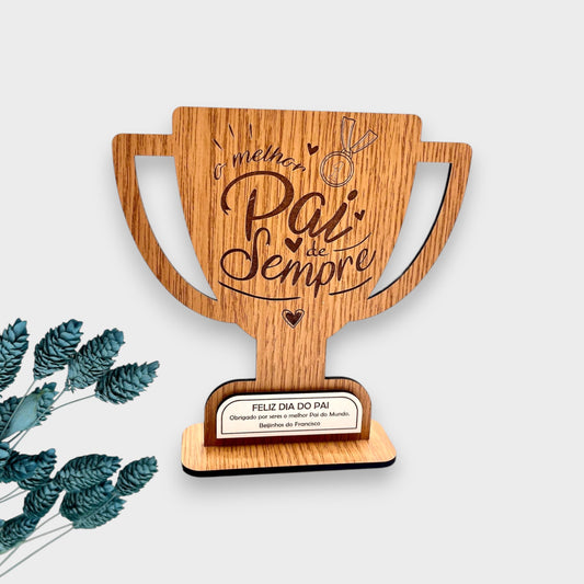 Taça dia do Pai com a frase 'O Melhor Pai de Sempre' com nome personalizado em carvalho e branco