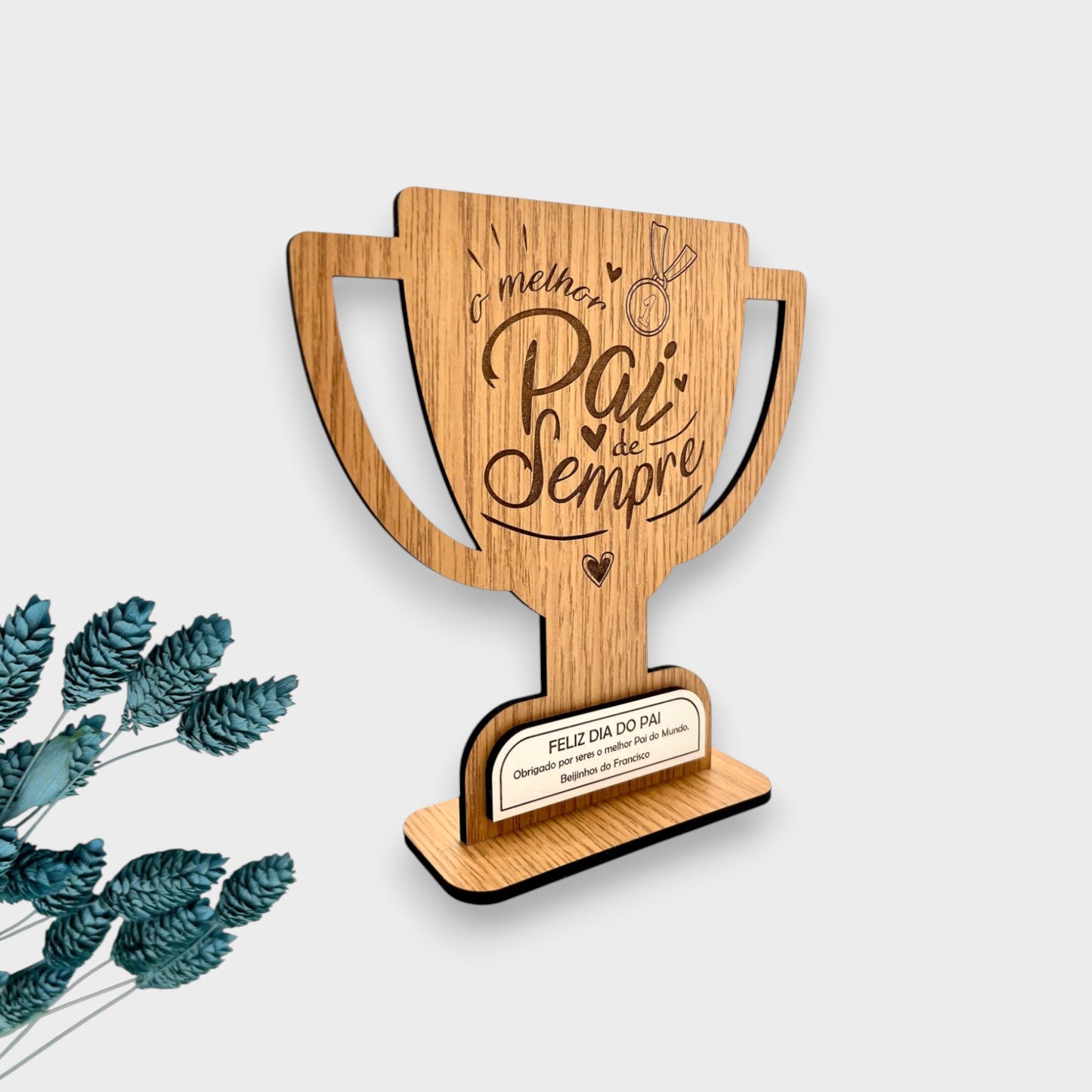 Taça dia do Pai com a frase 'O Melhor Pai de Sempre' com nome personalizado em carvalho e branco