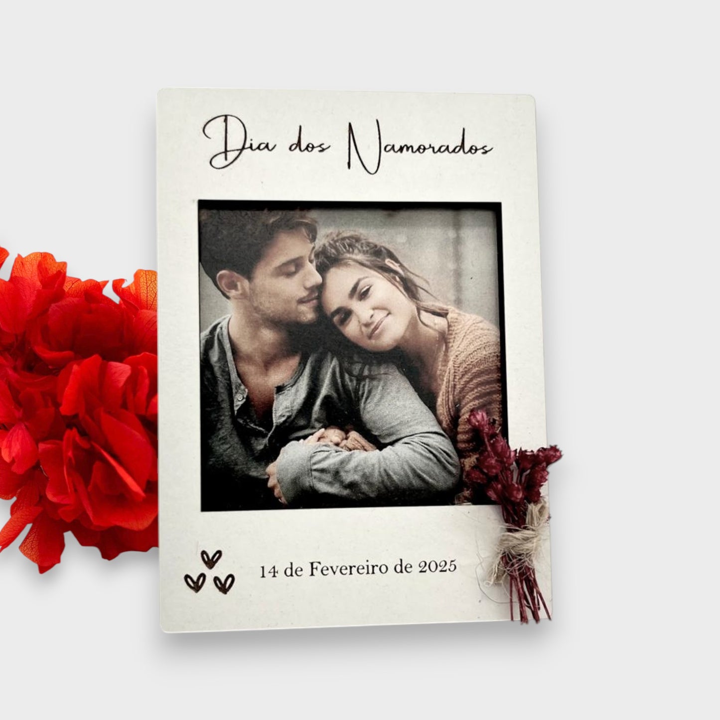 Íman Dia dos Namorados em MDF branco, com espaço para fotografia e mini ramo de flores preservadas.