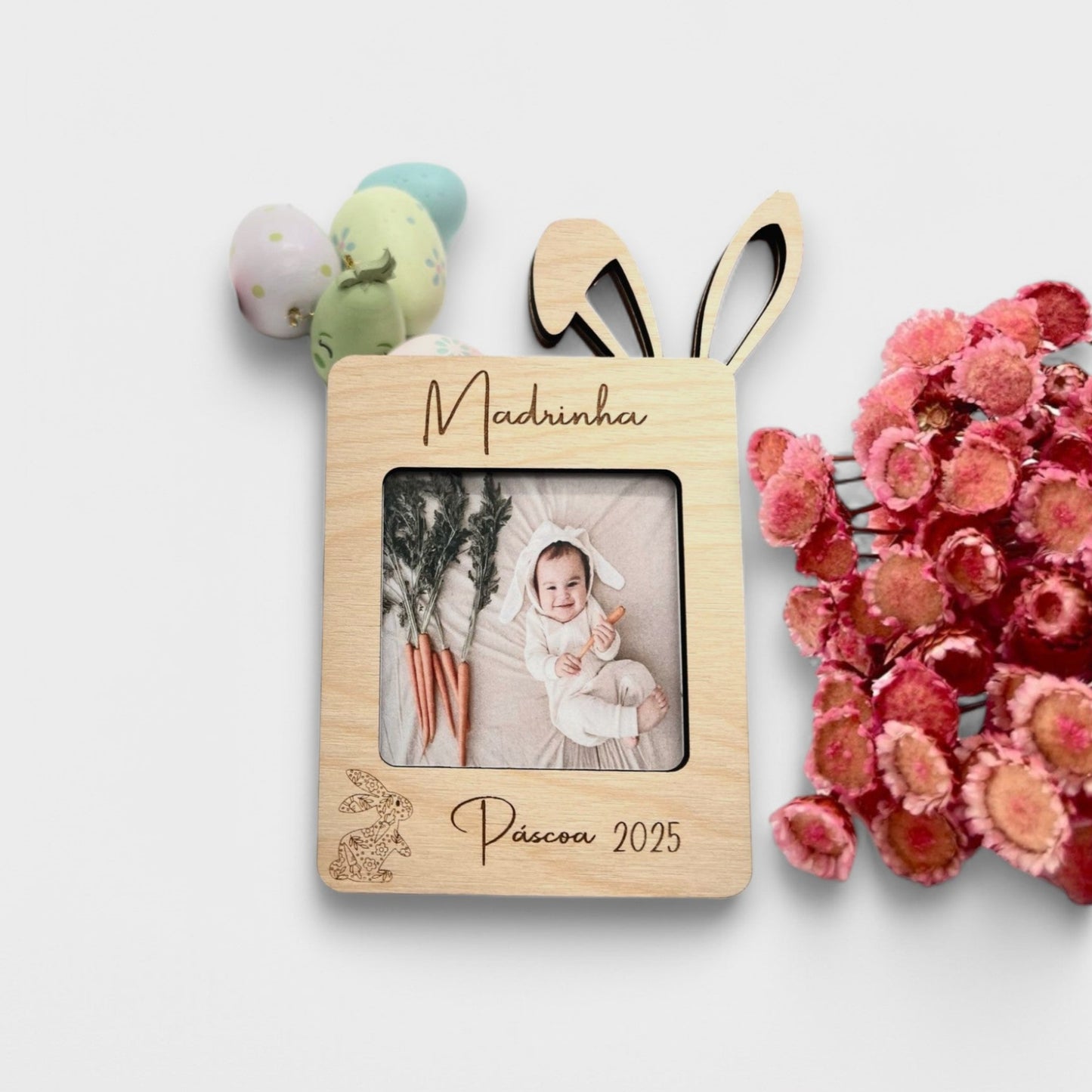 Íman de bétula em formato de coelho com espaço para fotografia personalizada.