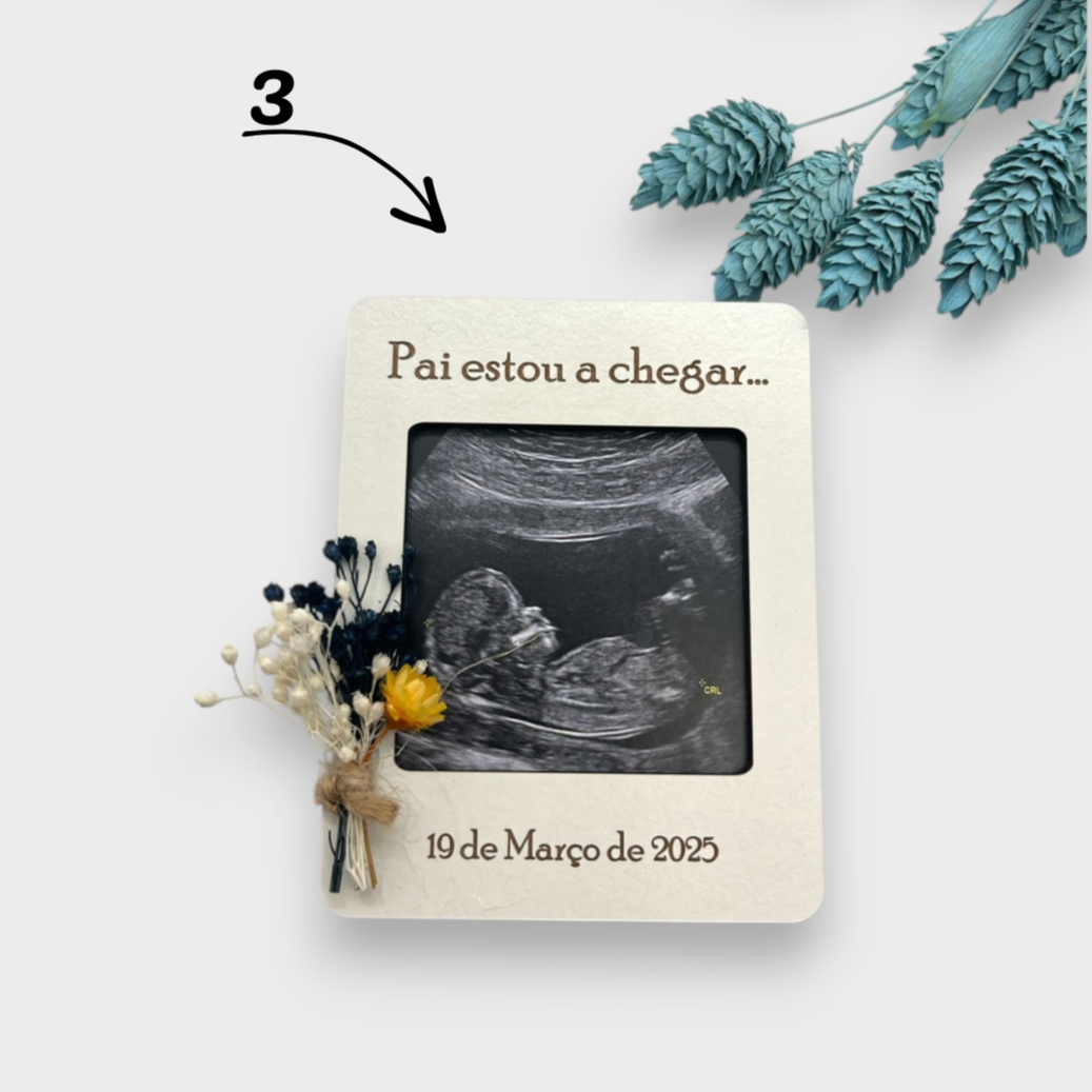 Modelo 3, Íman Dia do Pai em MDF branco, com fotografia, frase Pai estou a chegar.., data e mini ramo de flores preservadas.