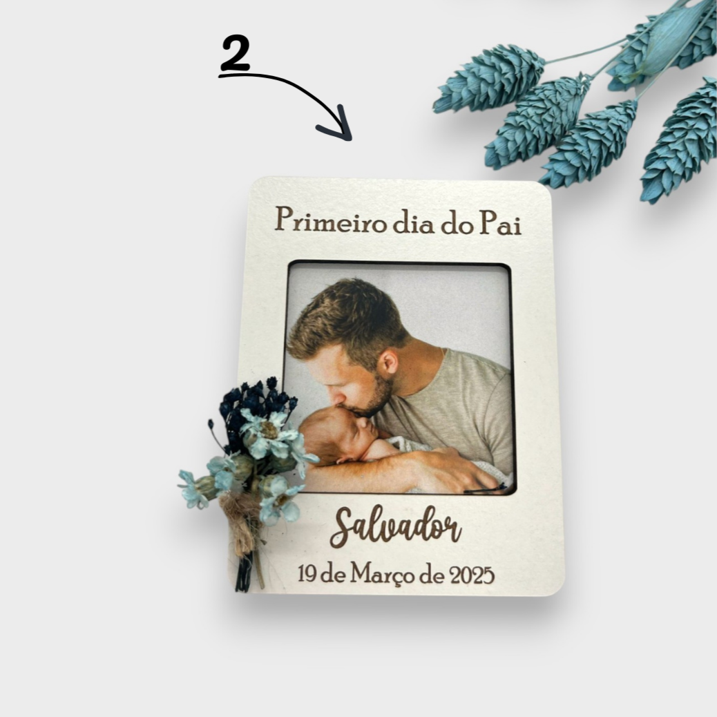 Modelo 2, Íman Dia do Pai em MDF branco, com fotografia, frase Primeiro dia do Pai, data, nome personalizado e mini ramo de flores preservadas.