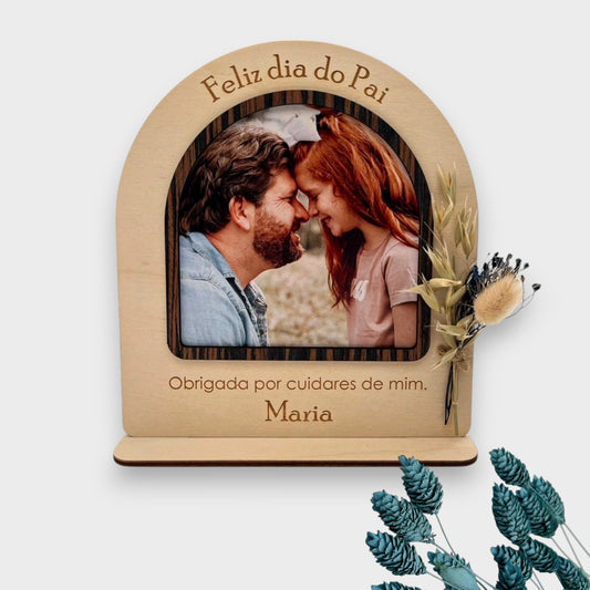 Moldura 'Feliz Dia do Pai' em bétula e ébano, com nome, fotografia e mini ramo de flores.