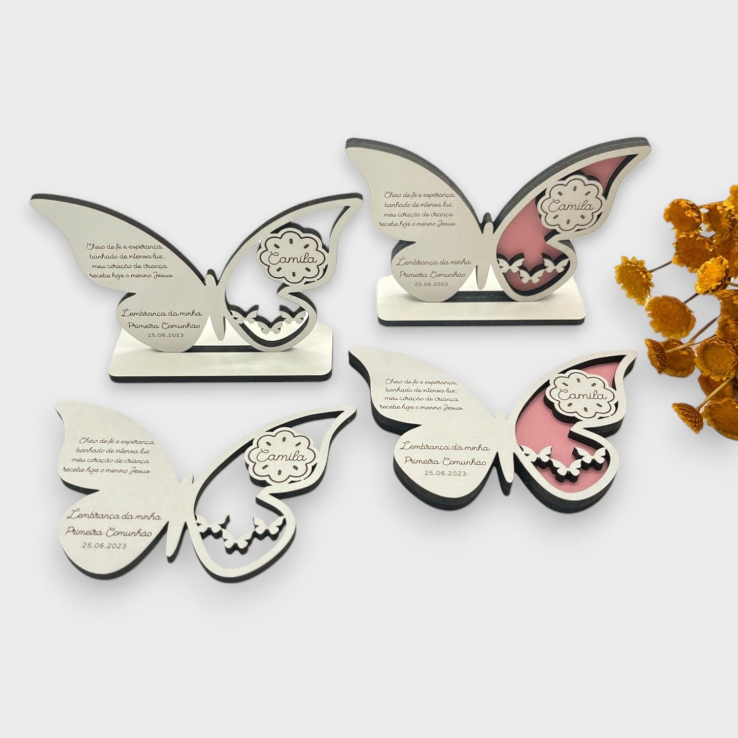 4 Lembrança de Primeira Comunhão em forma de borboleta, MDF branco e rosa, com nome, data e frase inspiradora, disponível como íman ou base