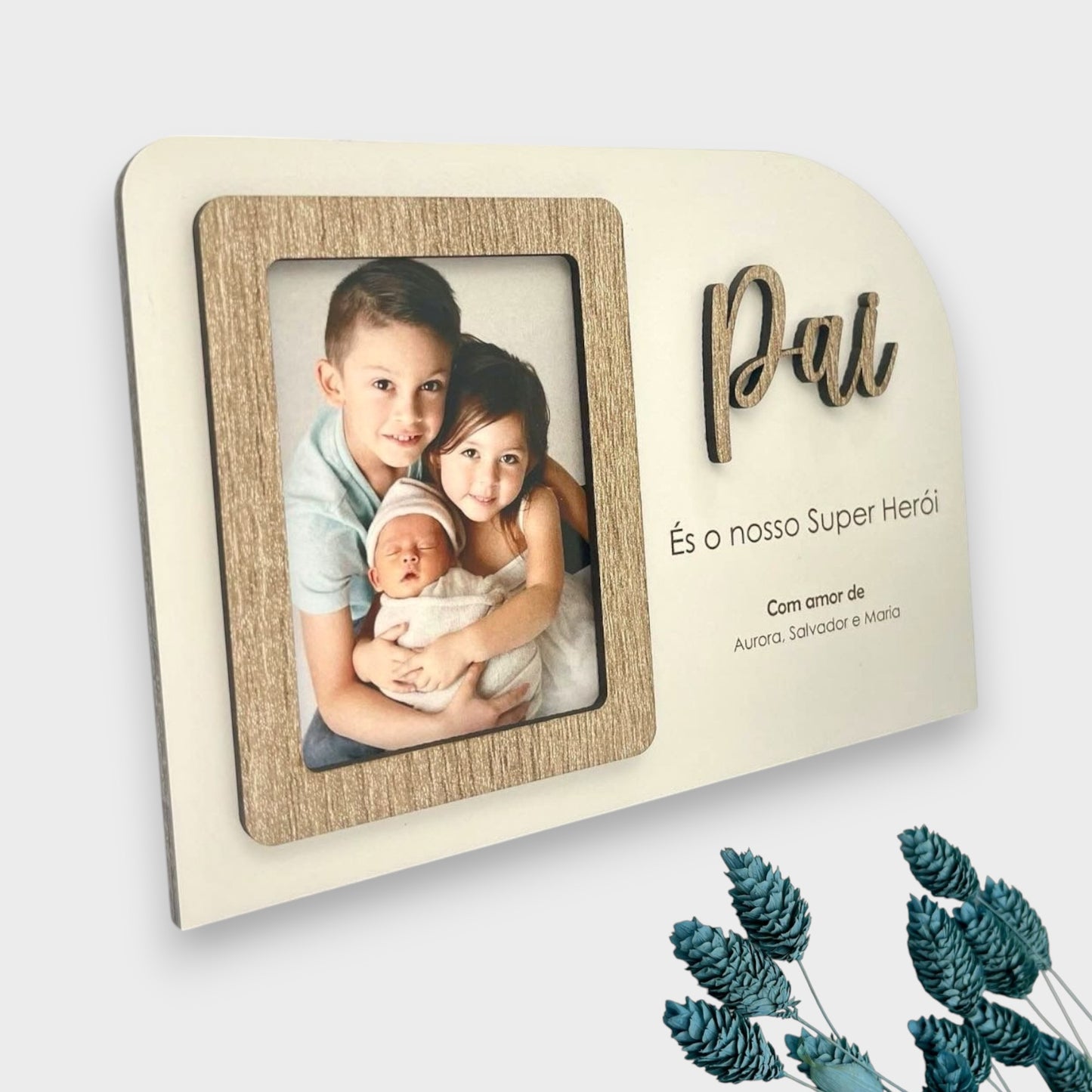 Moldura com a frase 'És o nosso Super Herói' em MDF branco e vintage, com espaço para nome e fotografia.