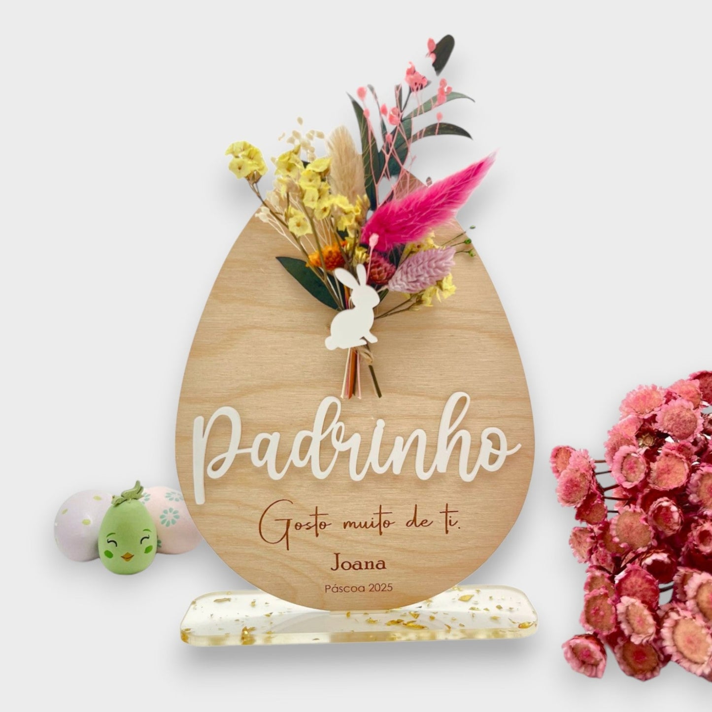 Ovo decorativo 'Ramos' em bétula, acrílico branco e folha de ouro, com nome personalizado e mini ramo de flores preservadas em cor de rosa