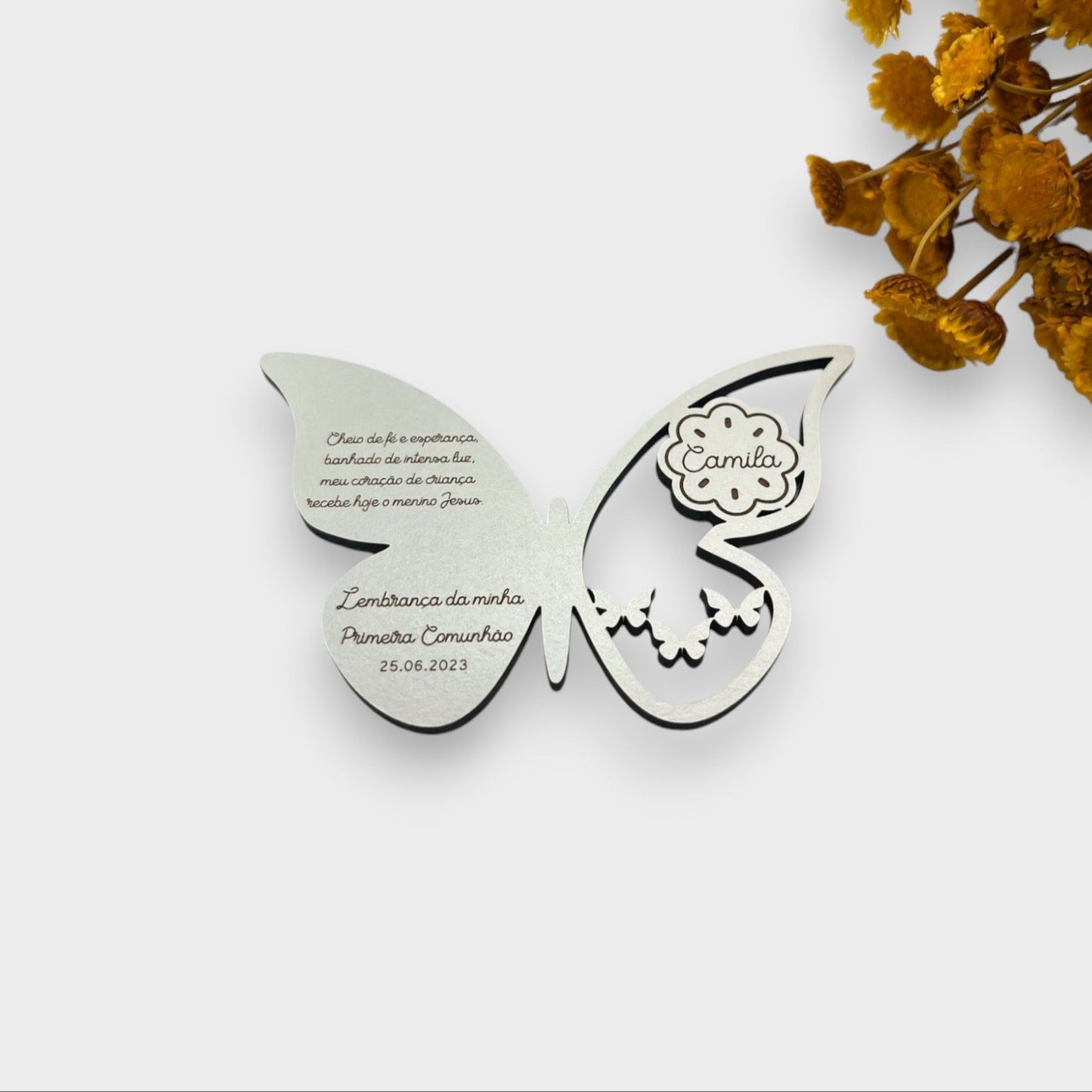 Lembrança de Primeira Comunhão em forma de borboleta, MDF branco, com nome, data e frase inspiradora, em íman.