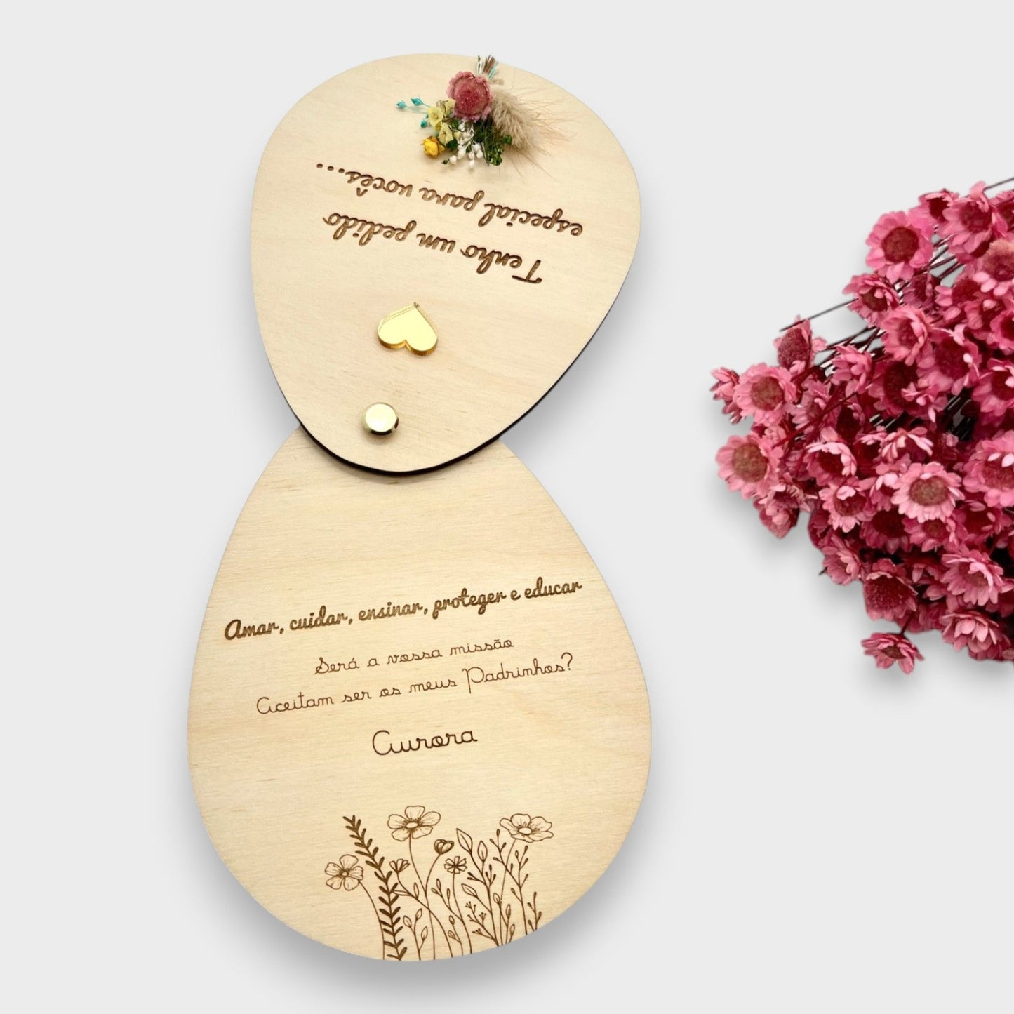 Ovo de madeira de bétula 'Pedido de Padrinhos' com mini ramo de flores preservadas e nome personalizado, perfeito para ocasiões especiais.