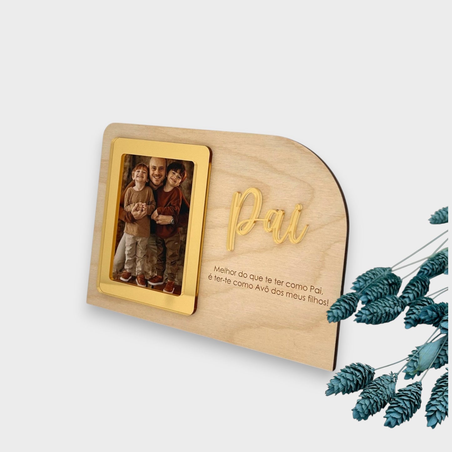 Moldura com frase personalizada 'Pai, Melhor do que te ter como pai, é ter-te como Avô dos meus filhos!' em bétula e acrílico espelhado dourado, com espaço para nome, e fotografia