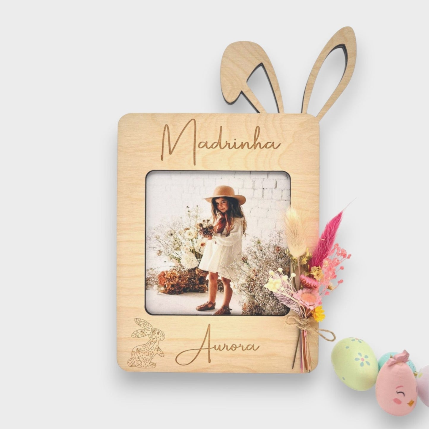 Moldura de bétula em formato de coelho com espaço para fotografia, nome personalizado e mini ramo de flores preservadas