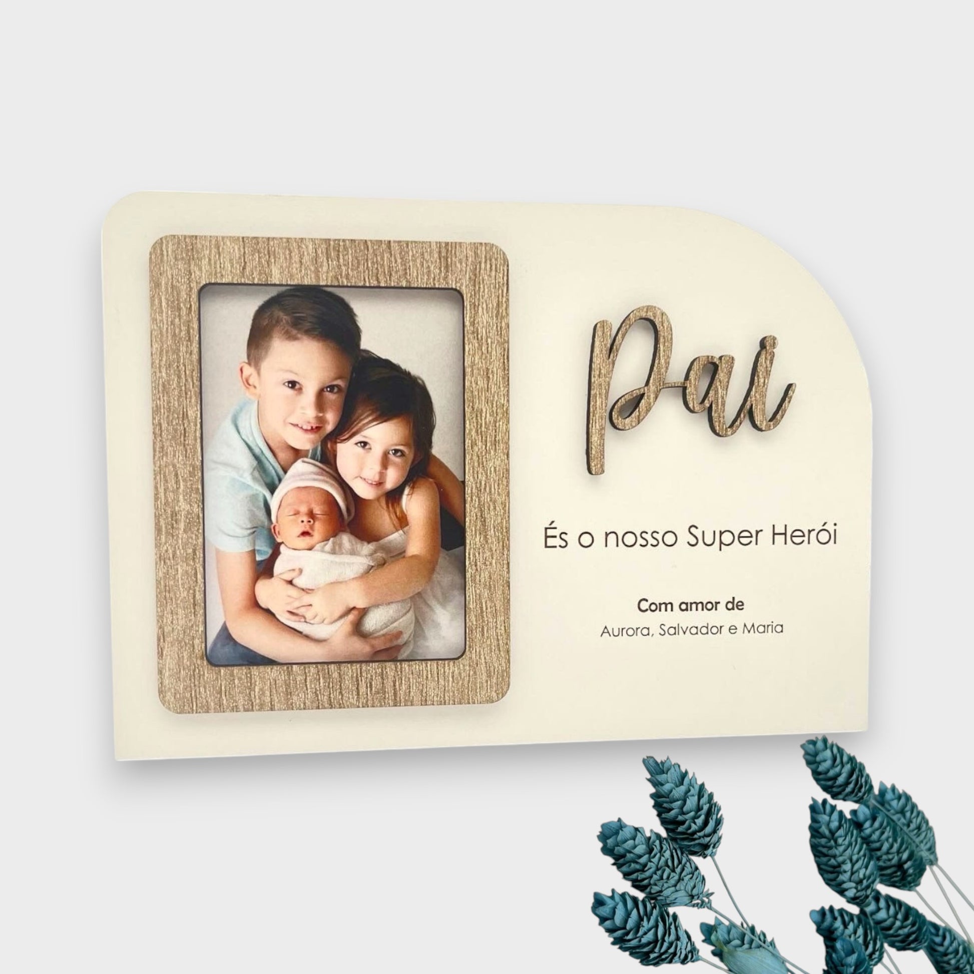 Moldura com a frase 'És o nosso Super Herói' em MDF branco e vintage, com espaço para nome e fotografia.