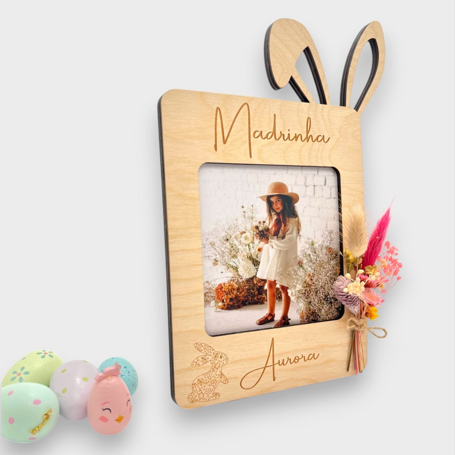 Moldura de bétula em formato de coelho com espaço para fotografia, nome personalizado e mini ramo de flores preservadas, ideal para celebrar padrinhos.